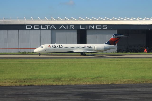 N942DL - Twin-engine aircraft