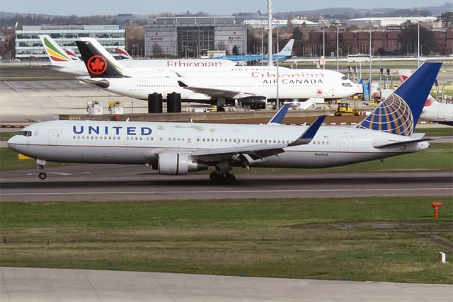 N664UA - Twin-engine aircraft