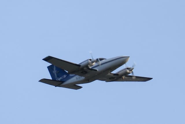 N18VV - Twin-engine aircraft