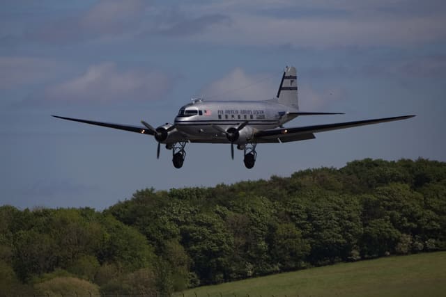 N877MG - Douglas