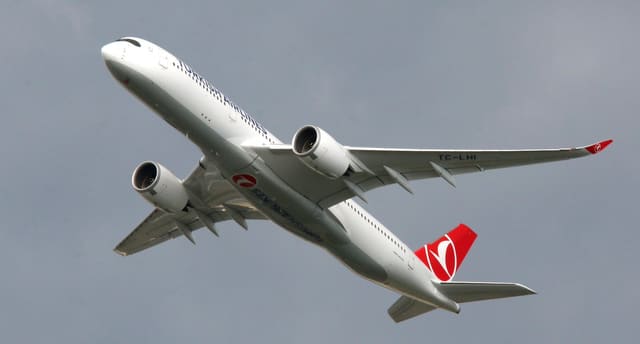 TC-LHI - Twin-engine aircraft