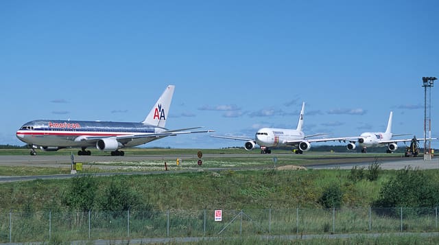 N322AA - Twin-engine aircraft