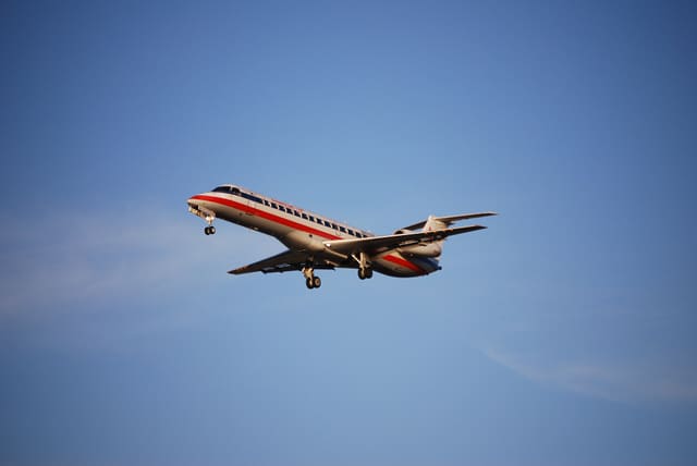 N833AE - Twin-engine aircraft