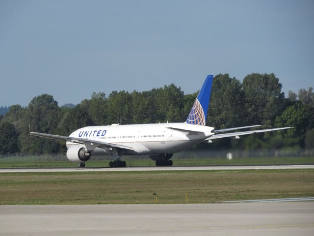 N229UA - Twin-engine aircraft