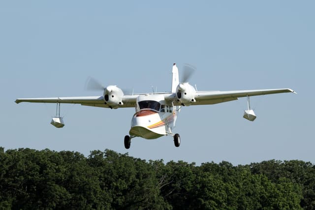 N68102 - Twin-engine aircraft