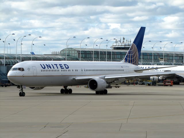 N663UA - Twin-engine aircraft