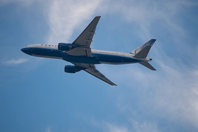 N787UA - Twin-engine aircraft