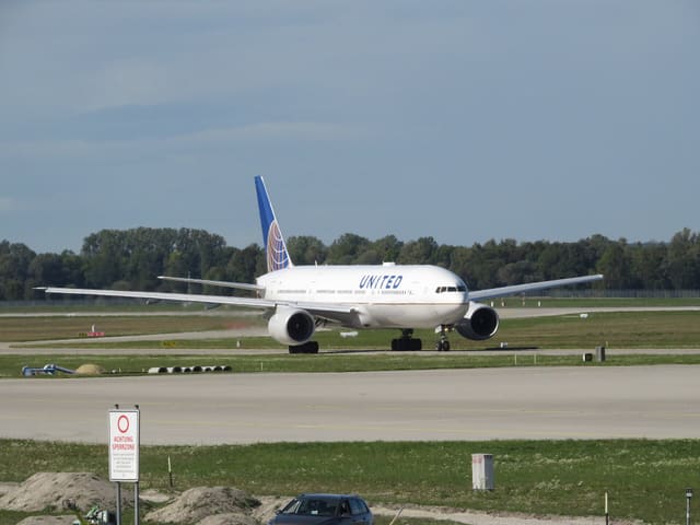 N229UA - Twin-engine aircraft