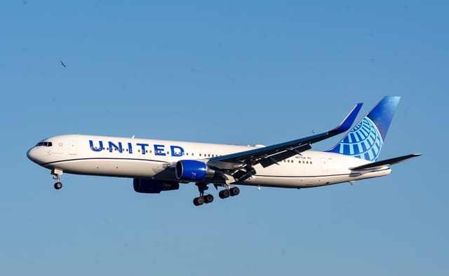 N677UA - Boeing
