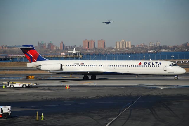 N911DE - Douglas