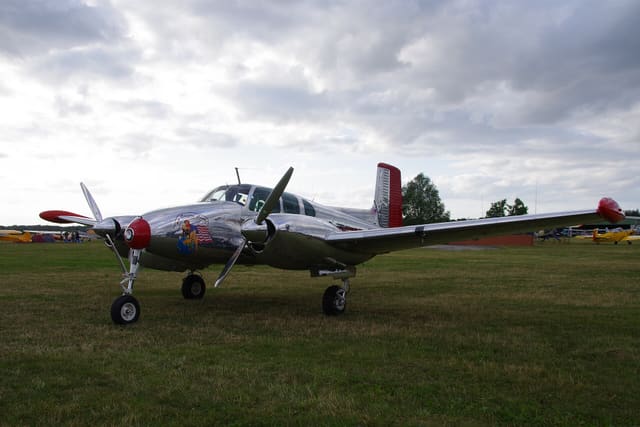 N3670B - Twin-engine aircraft