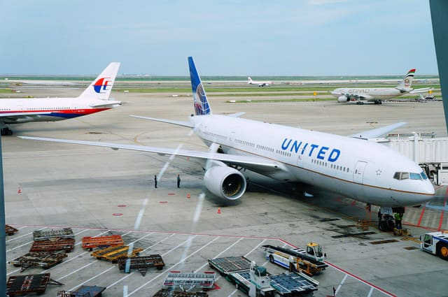 N791UA - Twin-engine aircraft