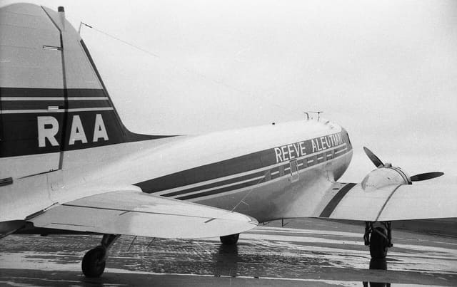 N75142 - Twin-engine aircraft