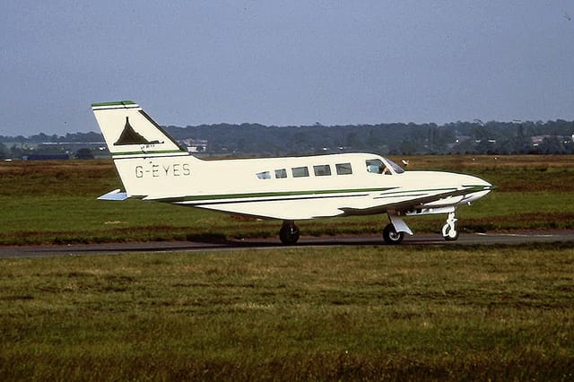 G-EYES - Twin-engine aircraft