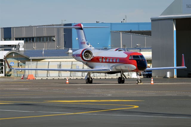 N88999 - Business jet