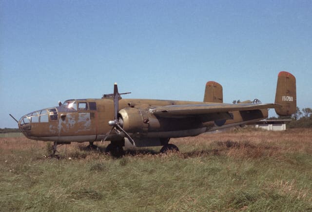 N7681C - Twin-engine aircraft