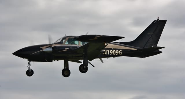 N1909G - Twin-engine aircraft