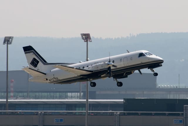 N727DL - Twin-engine aircraft
