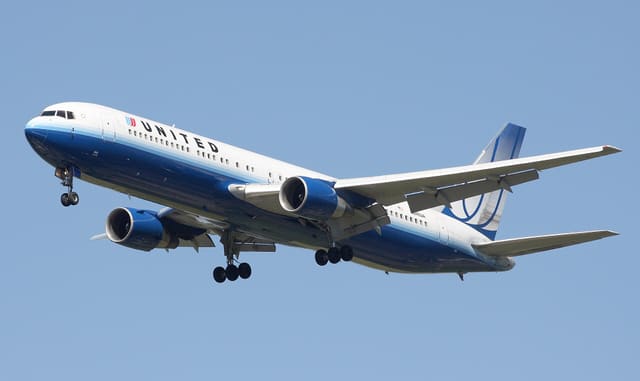 N648UA - Twin-engine aircraft