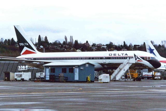 N645DL - Twin-engine aircraft