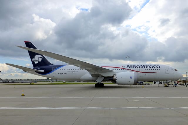 N966AM - Twin-engine aircraft