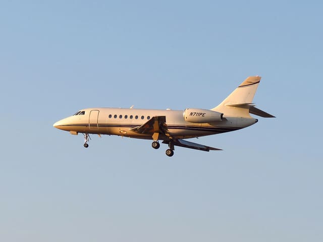 N711PE - Business jet