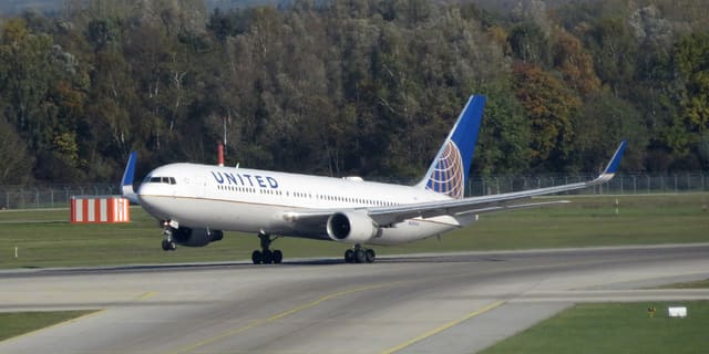 N659UA - Twin-engine aircraft