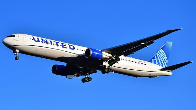 N76064 - Twin-engine aircraft