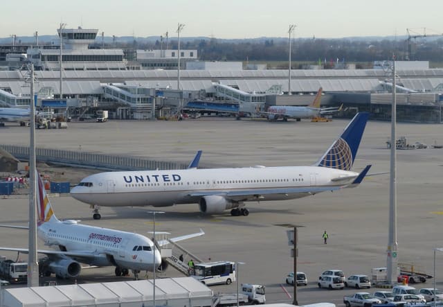 N642UA - Twin-engine aircraft