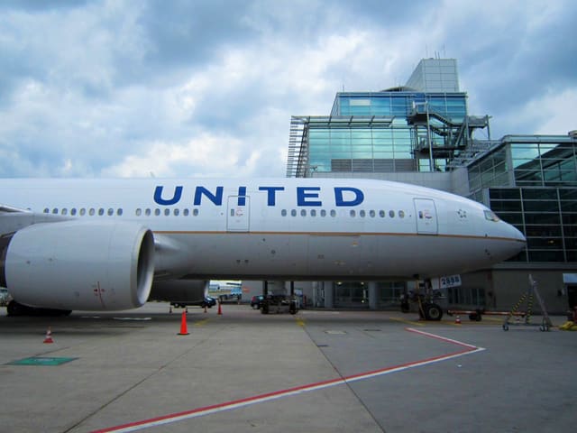 N788UA - Twin-engine aircraft
