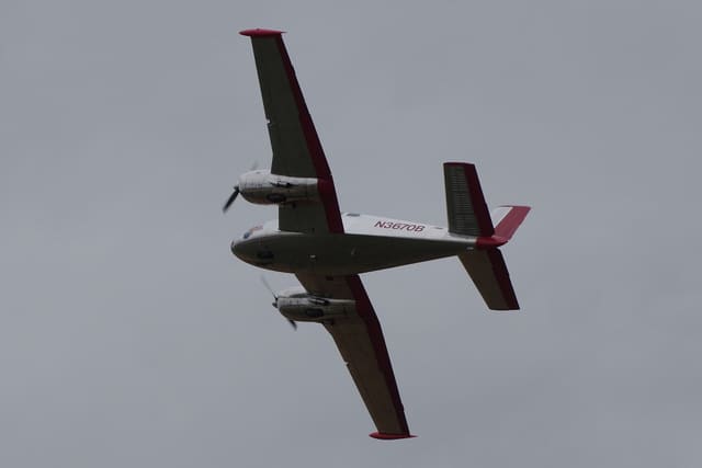 N3670B - Twin-engine aircraft