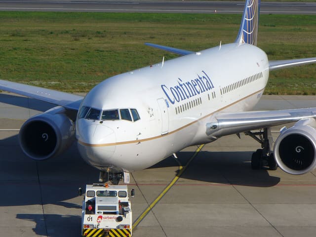 N76151 - Twin-engine aircraft