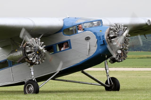 N8407 - Twin-engine aircraft