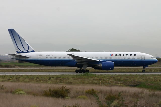 N775UA - Twin-engine aircraft