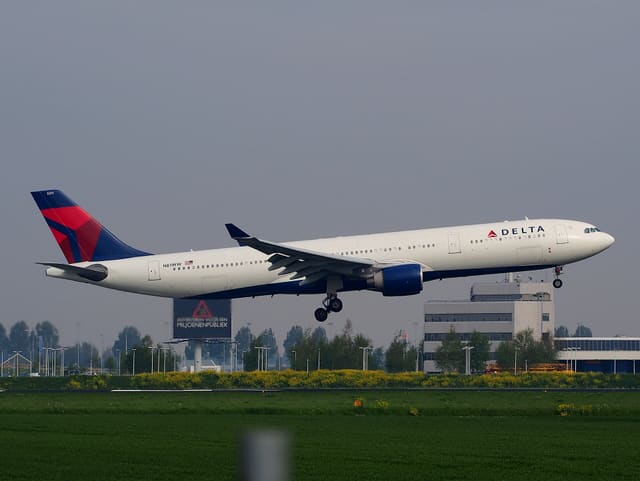 N811NW - Twin-engine aircraft