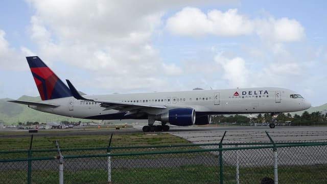 N689DL - Twin-engine aircraft