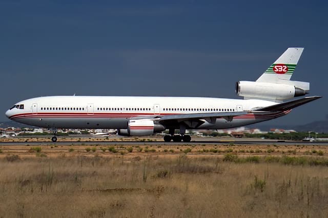 N102UA - Aircraft