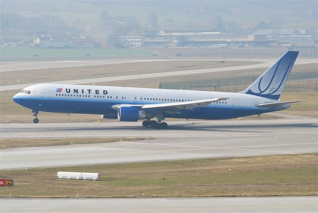 N642UA - Twin-engine aircraft