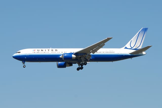 N651UA - Twin-engine aircraft