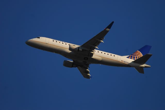 N87303 - Twin-engine aircraft