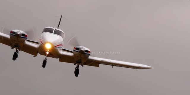 TI-AST - Twin-engine aircraft