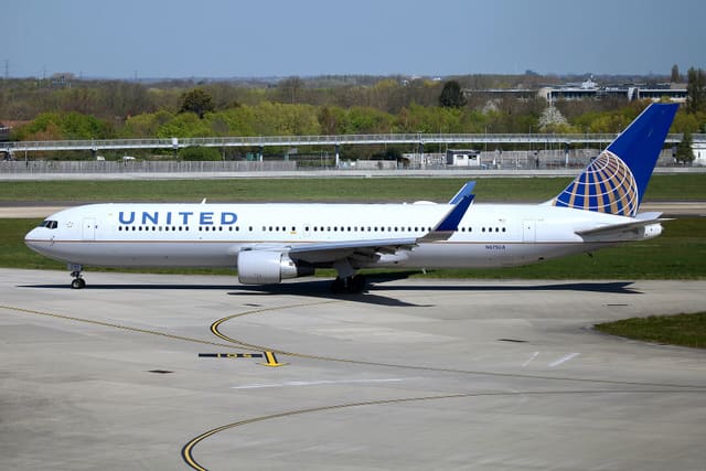N675UA - Twin-engine aircraft