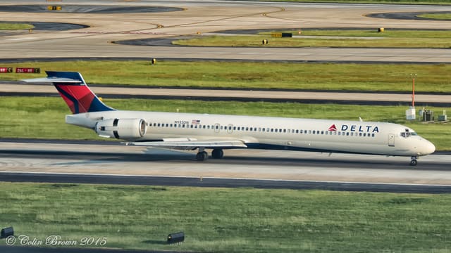 N935DN - Douglas