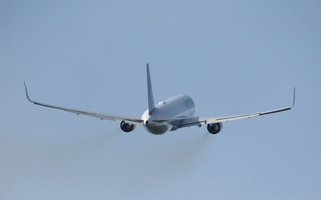 N644UA — Twin-engine aircraft