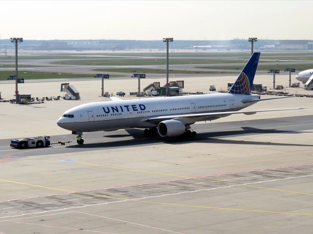 N769UA - Twin-engine aircraft
