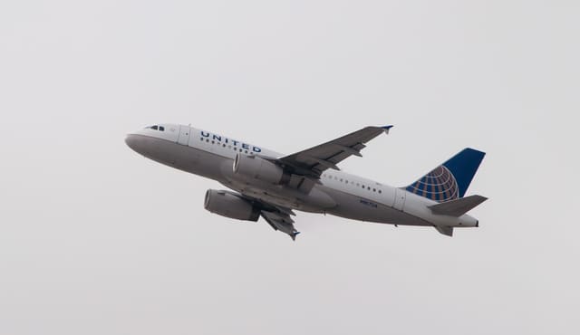 N807UA - Twin-engine aircraft