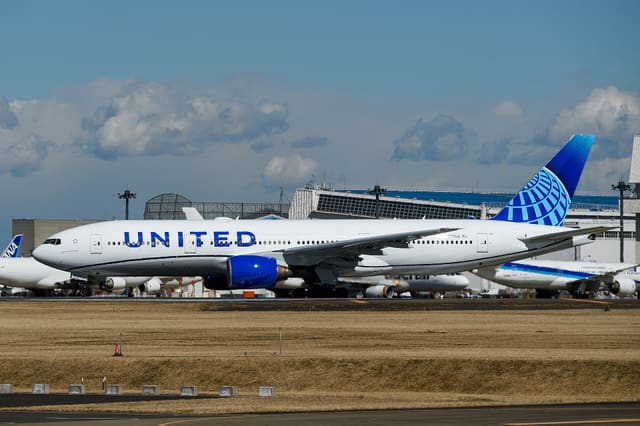 N771UA - Twin-engine aircraft