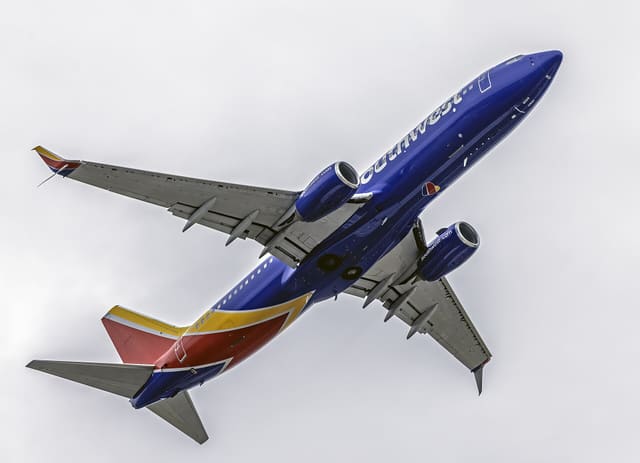 N8569Z - Twin-engine aircraft