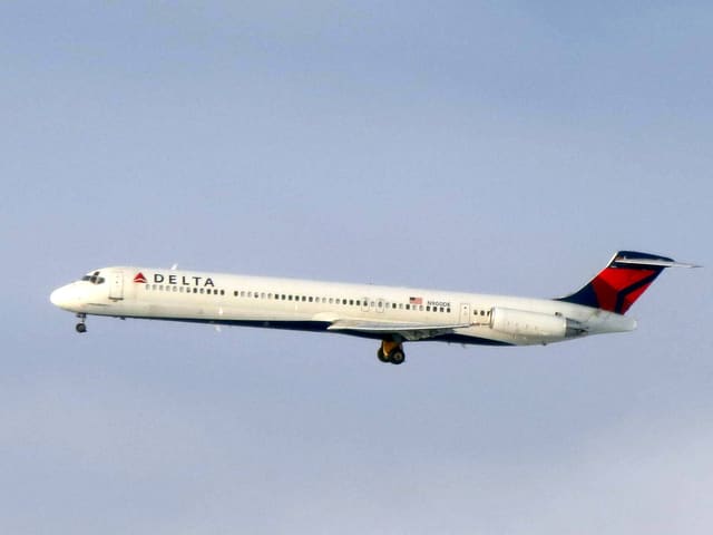 N900DE - Twin-engine aircraft
