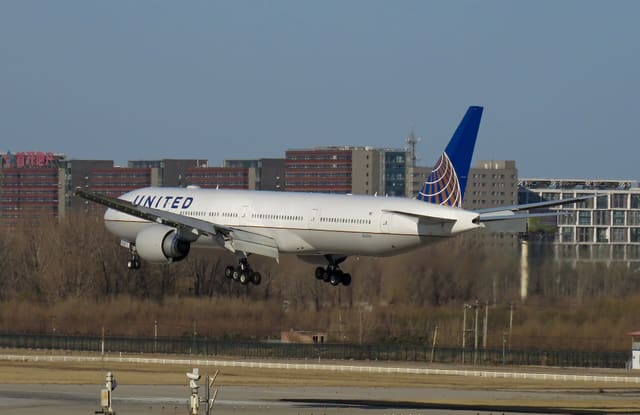 N2333U - Twin-engine aircraft